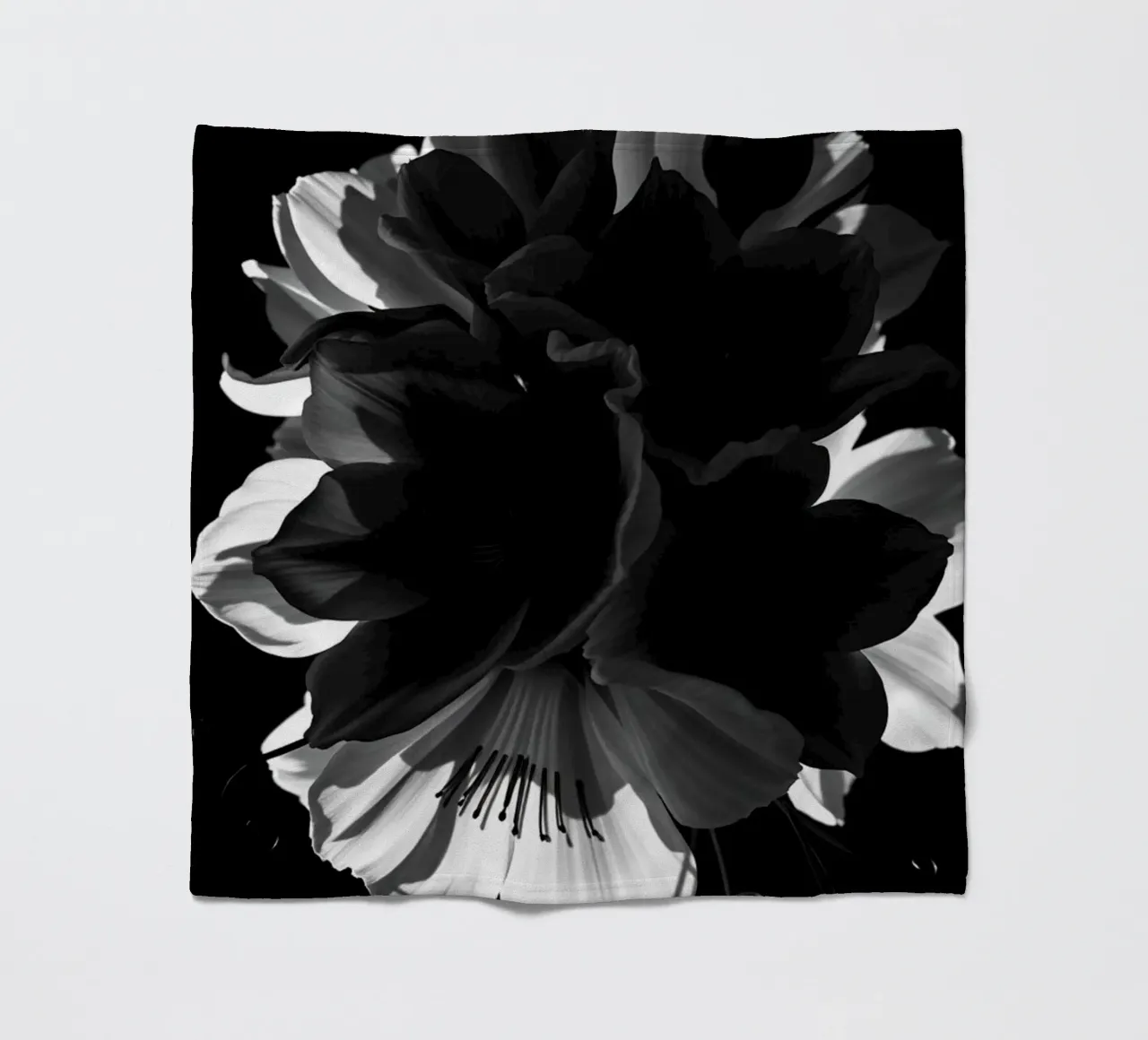 Ondergedompelde bloemblaadjes: Een symfonie van monochrome schaduwen en licht fleecedeken van Artistic-shop