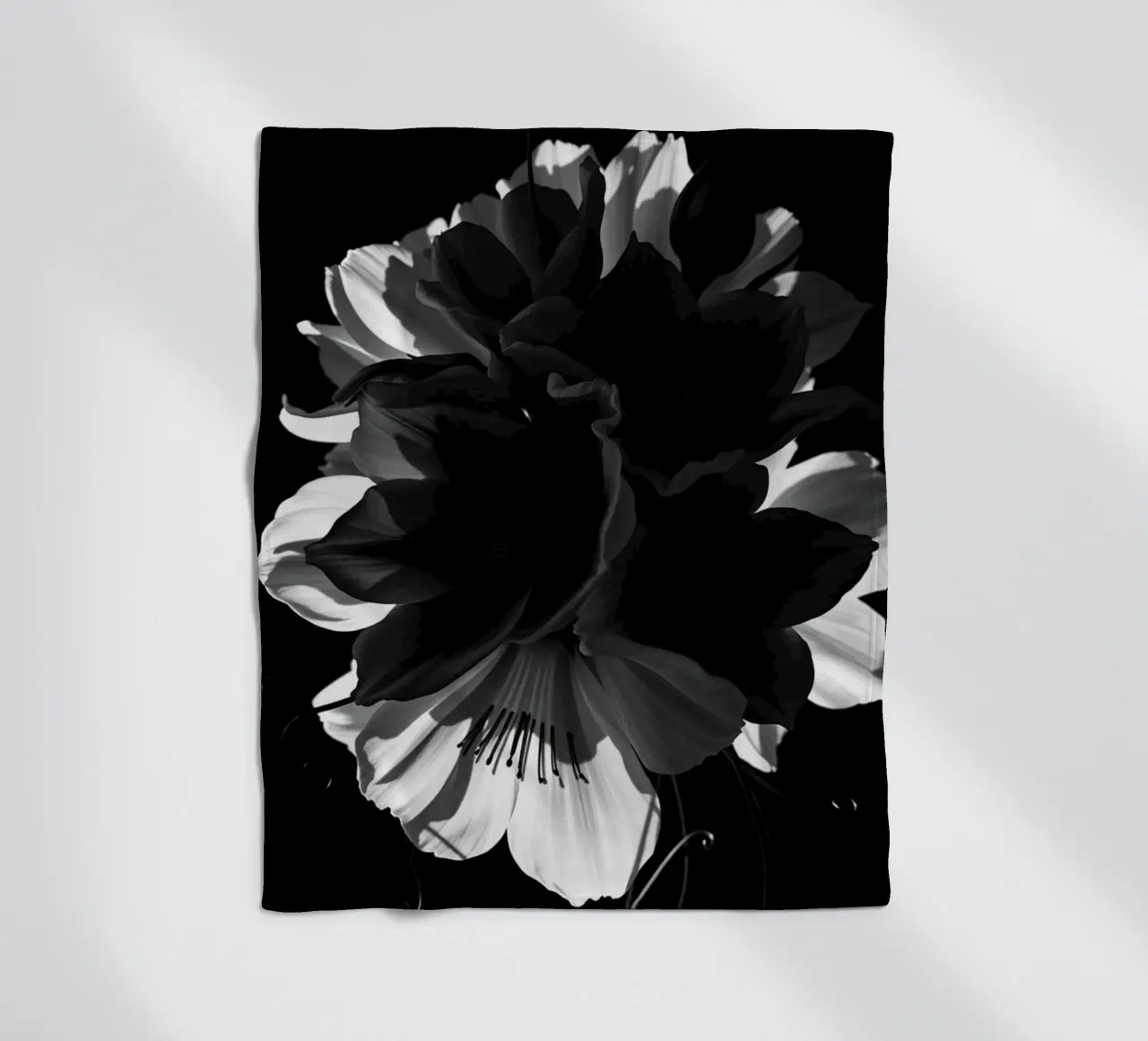 Ondergedompelde bloemblaadjes: Een symfonie van monochrome schaduwen en licht fleecedeken van Artistic-shop