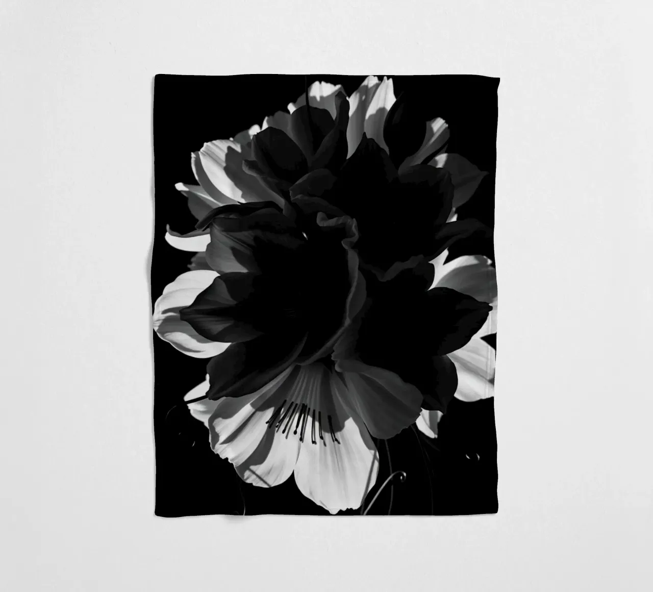 Ondergedompelde bloemblaadjes: Een symfonie van monochrome schaduwen en licht fleecedeken van Artistic-shop