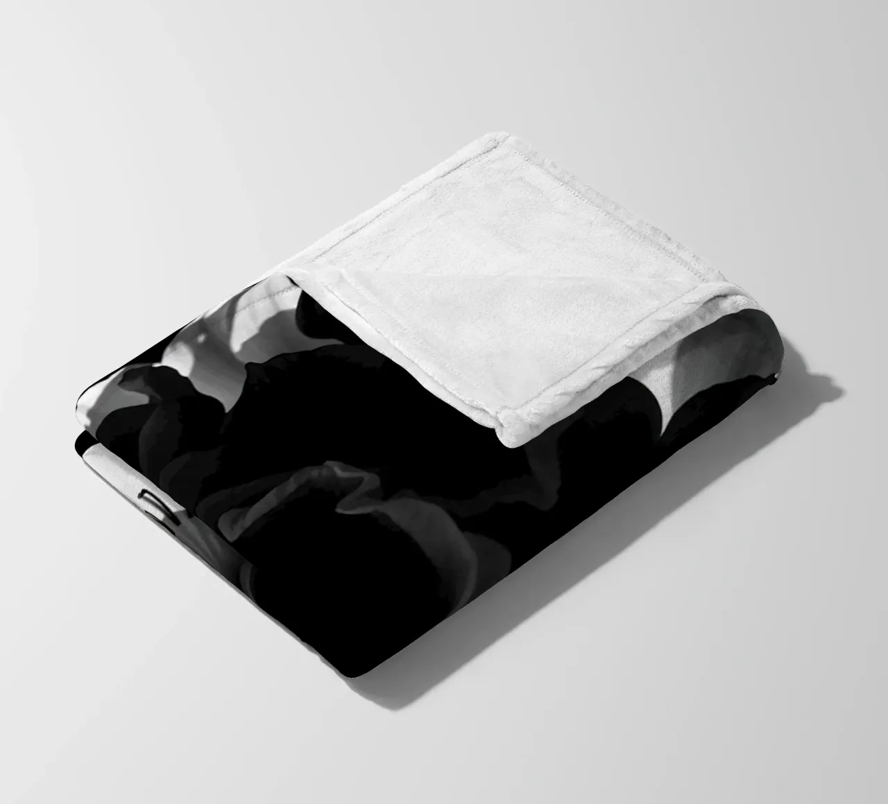 Ondergedompelde bloemblaadjes: Een symfonie van monochrome schaduwen en licht fleecedeken van Artistic-shop