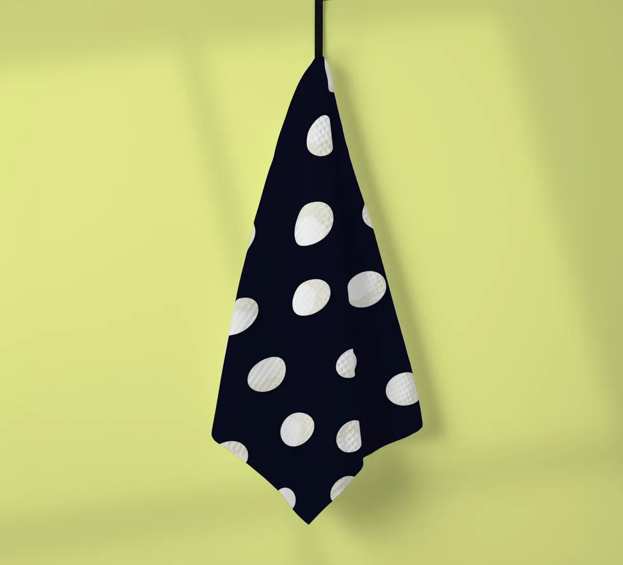 Points dorés et blancs sur un motif moderne et élégant de couleur marine torchon de gulsengunel