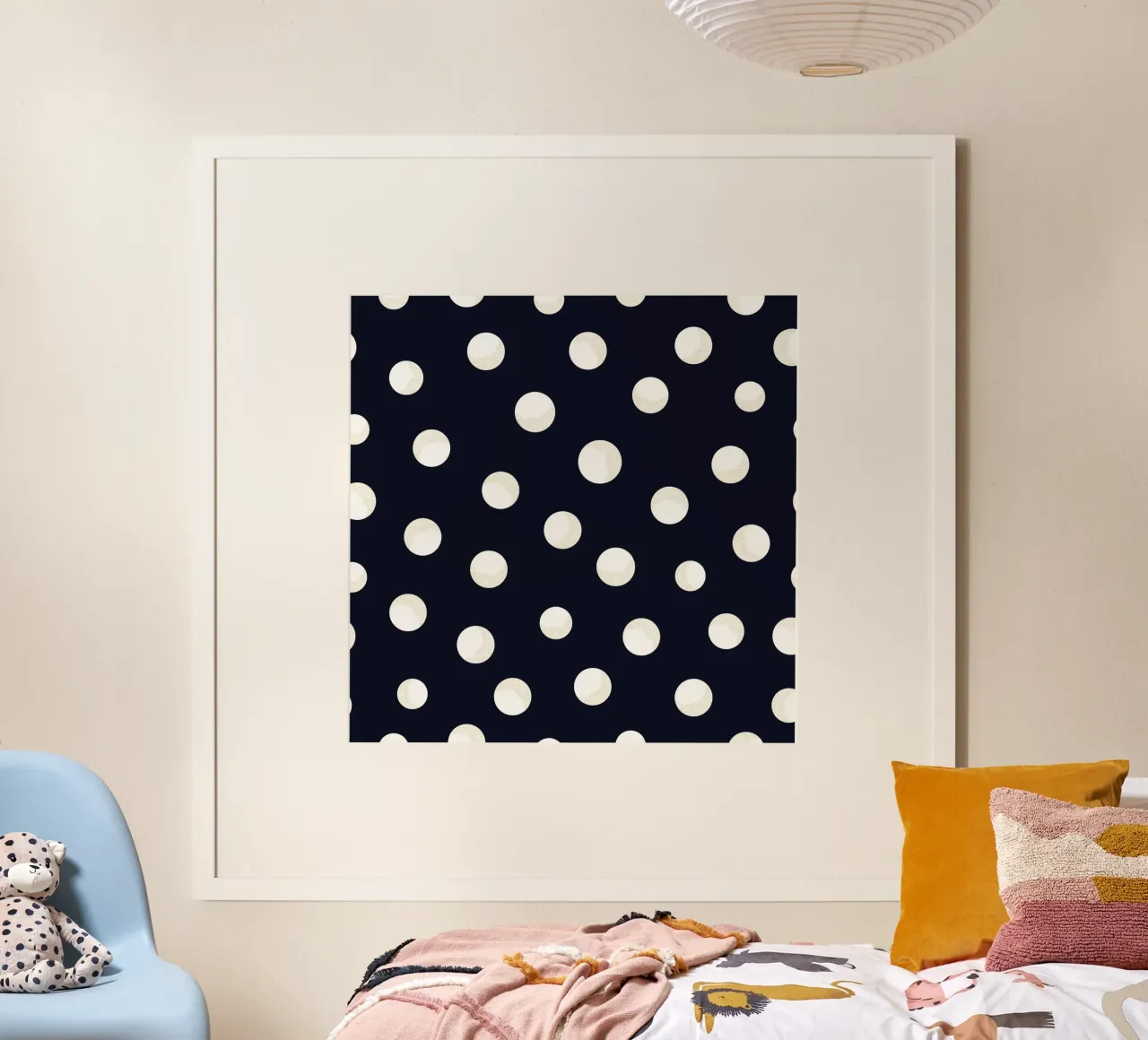 Motivo a pois bianchi e dorati di colore blu scuro poster con telaio in alluminio da gulsengunel