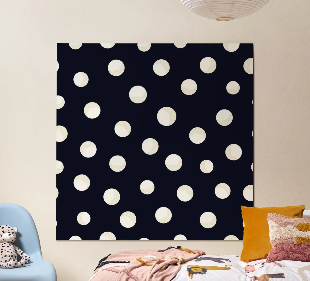 Motivo a pois bianchi e dorati di colore blu scuro poster con telaio in alluminio da gulsengunel