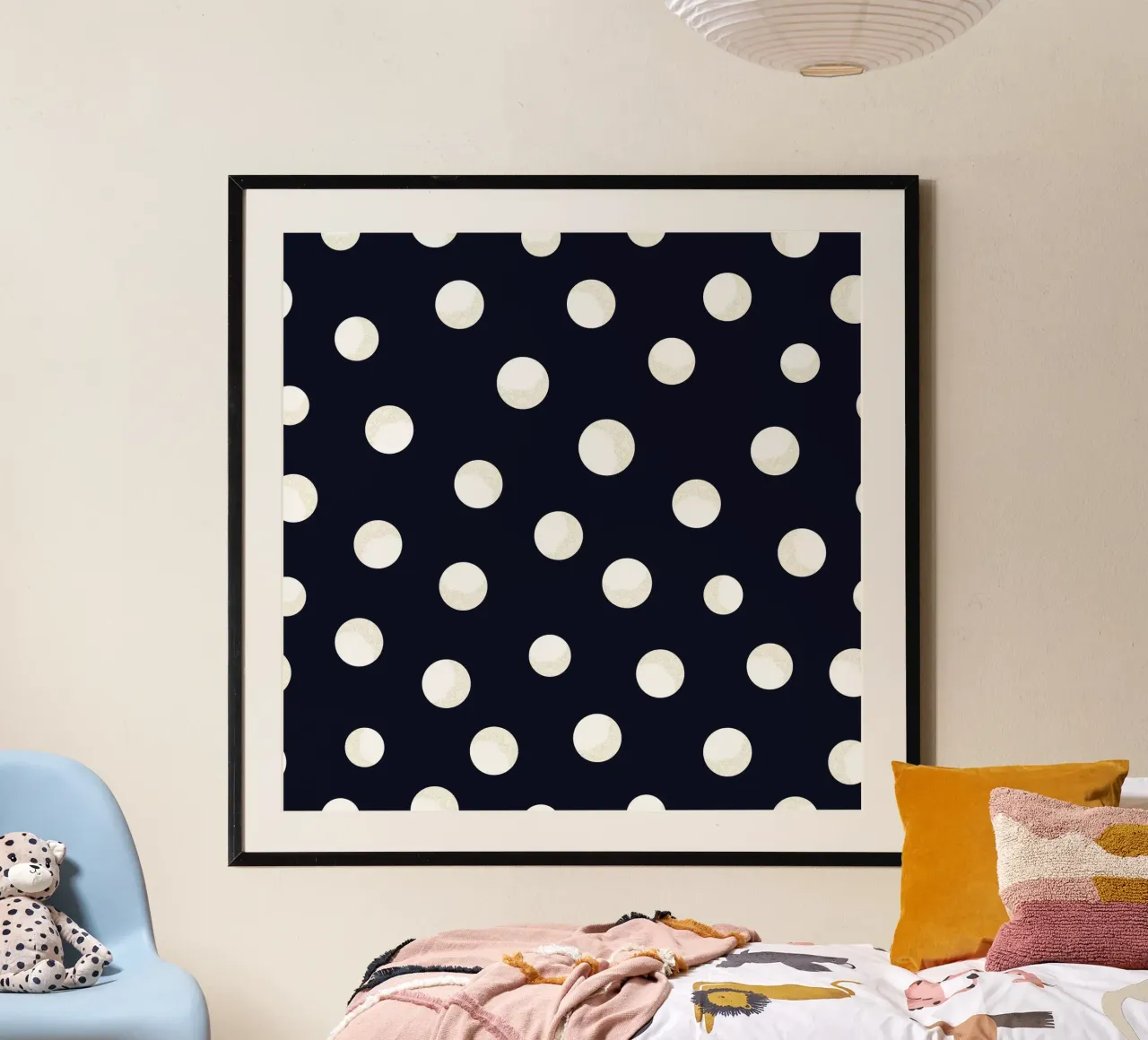 Motivo a pois bianchi e dorati di colore blu scuro poster con telaio in alluminio da gulsengunel