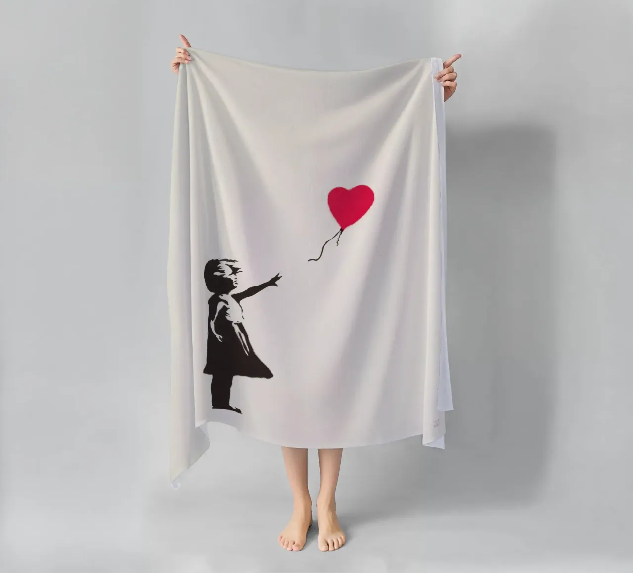 Ragazza con palloncino, 2004 telo mare da Riggle Glenda