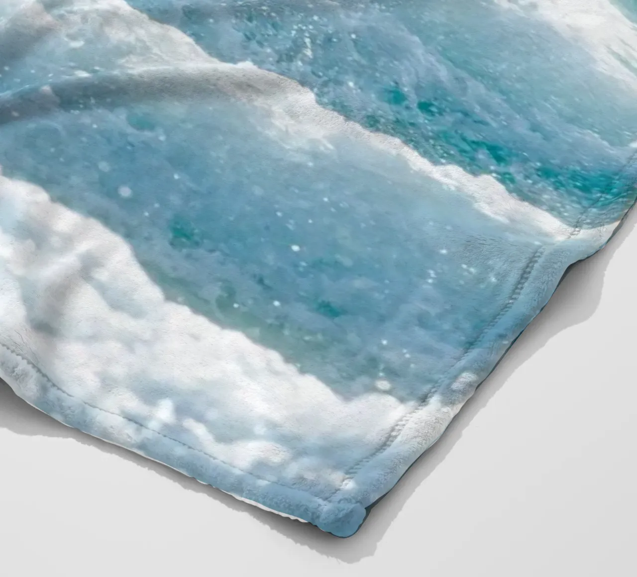 Bianco su bianco coperta in pile da Tal Paz-Fridman