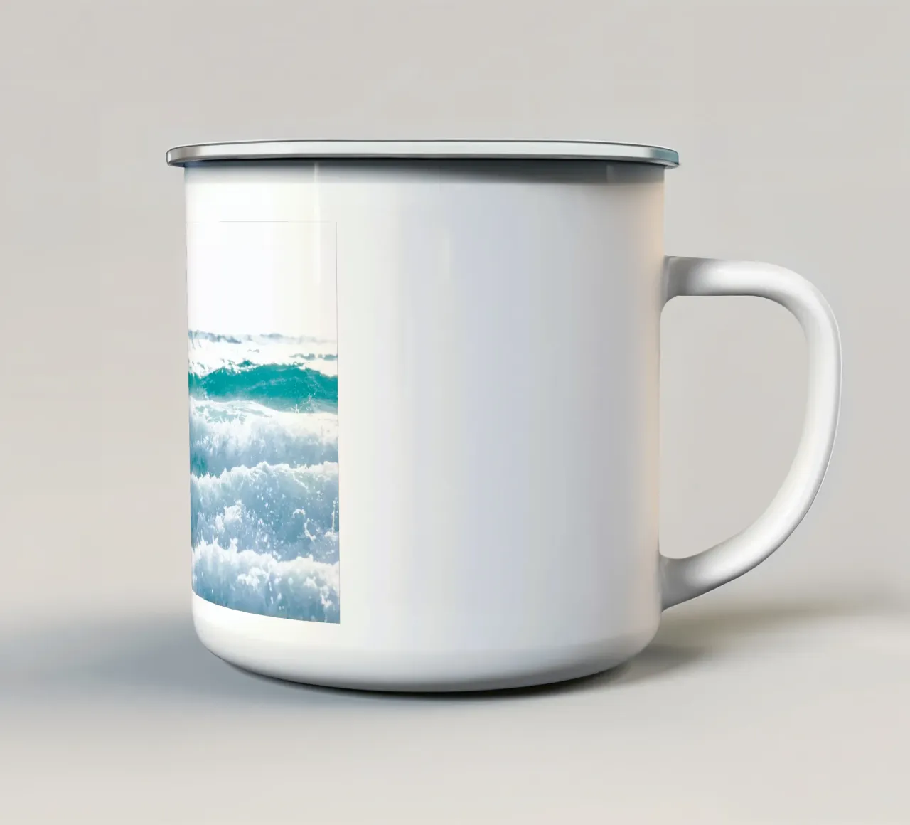 Bianco su bianco tazza in smalto da Tal Paz-Fridman