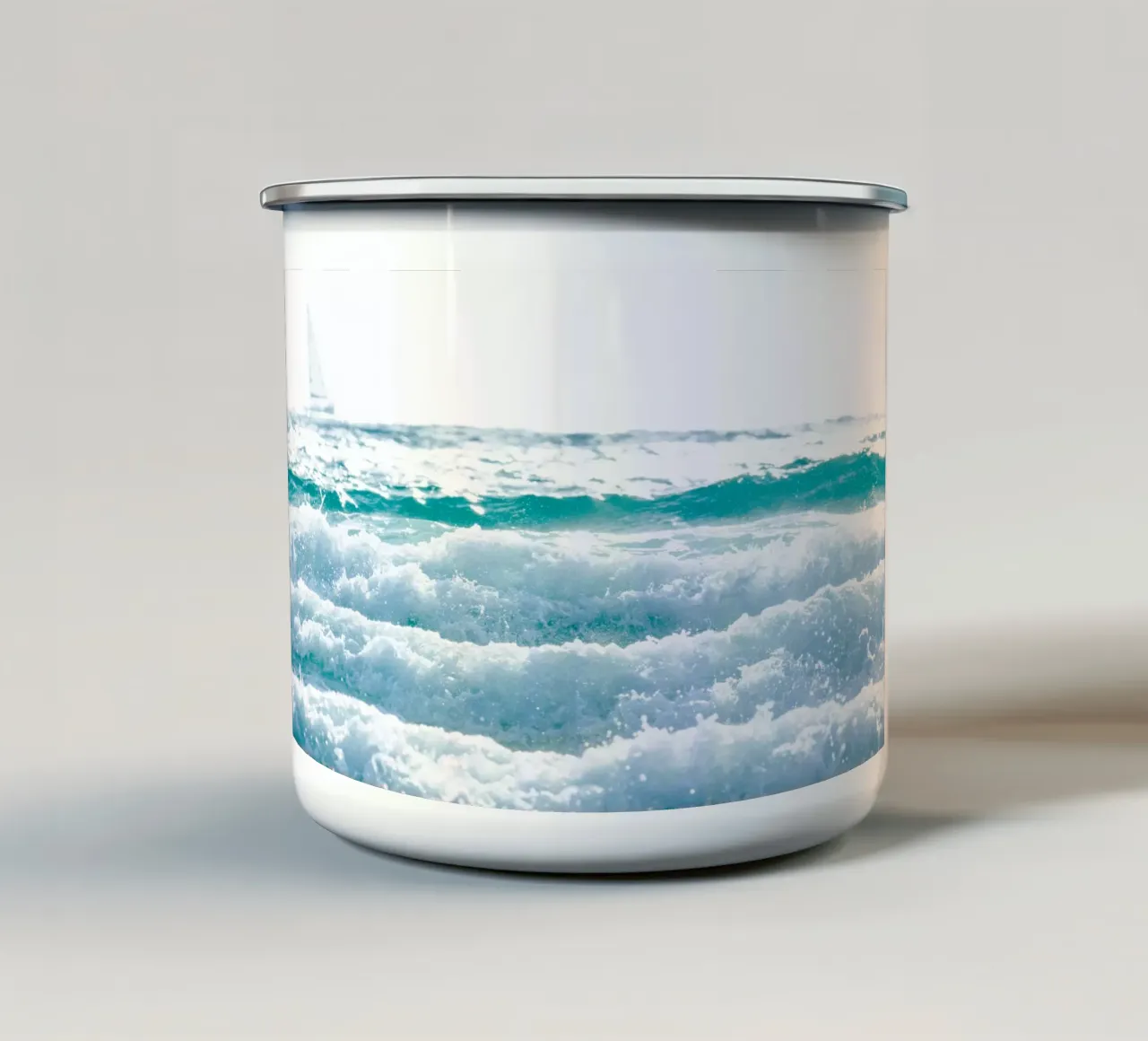 Bianco su bianco tazza in smalto da Tal Paz-Fridman