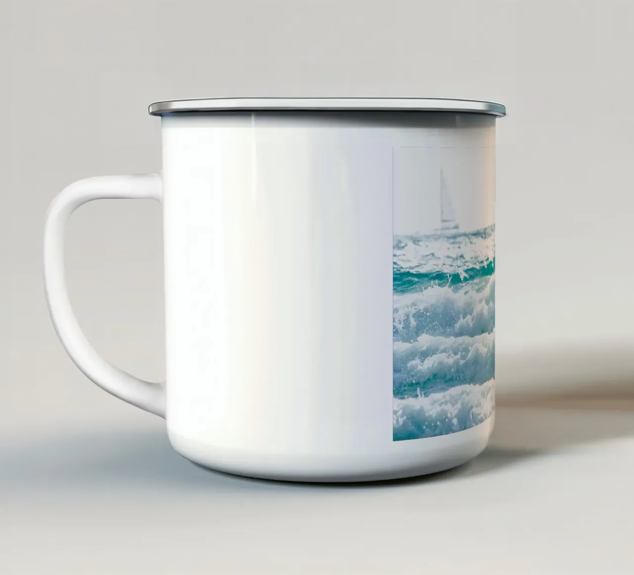 Bianco su bianco tazza in smalto da Tal Paz-Fridman