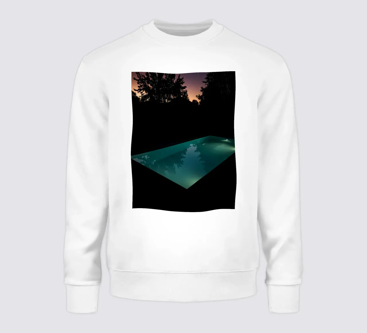 Piscina illuminata di notte con cielo crepuscolare felpa da DesignDoodle