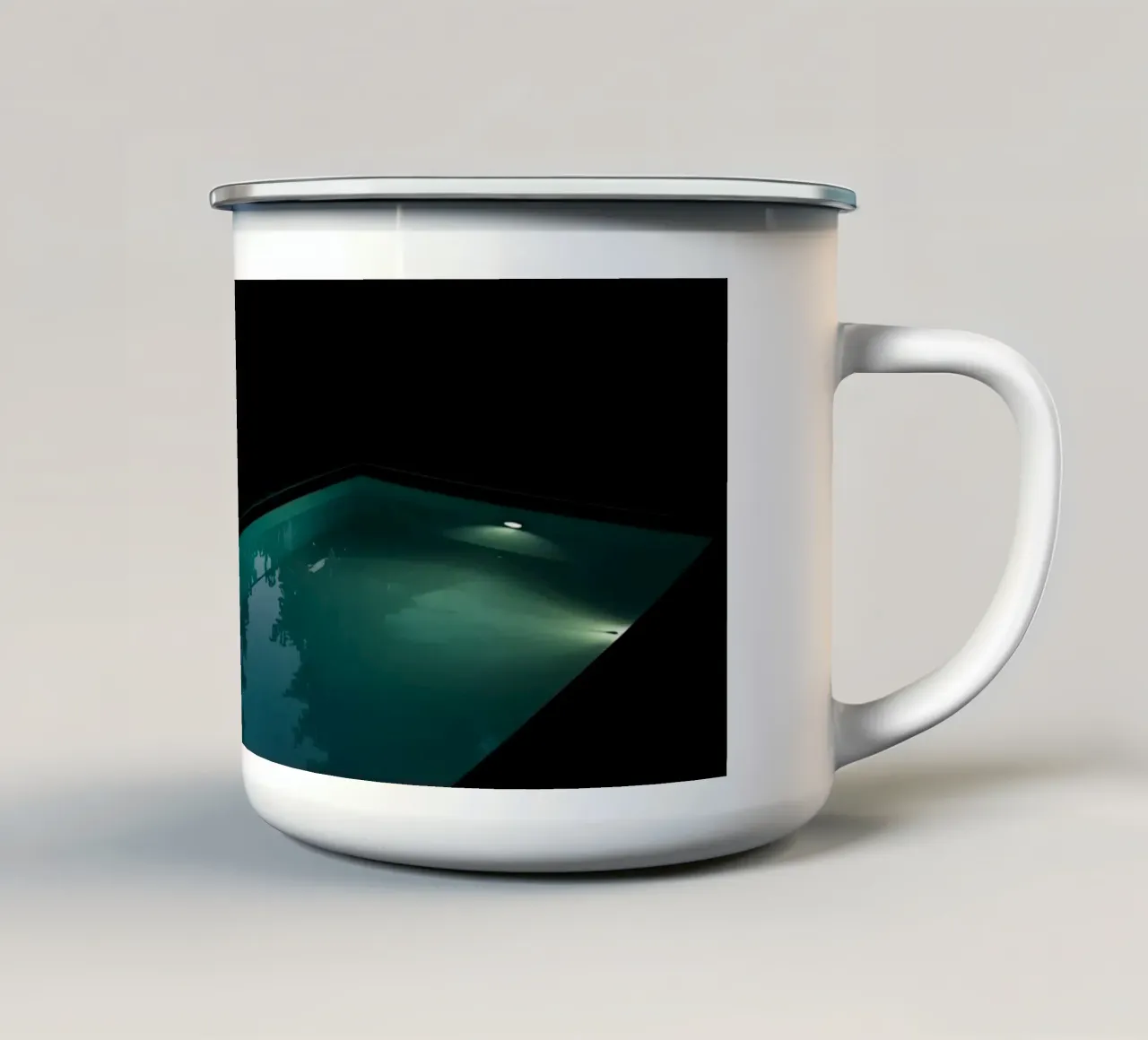 Piscina illuminata di notte con cielo crepuscolare tazza in smalto da DesignDoodle