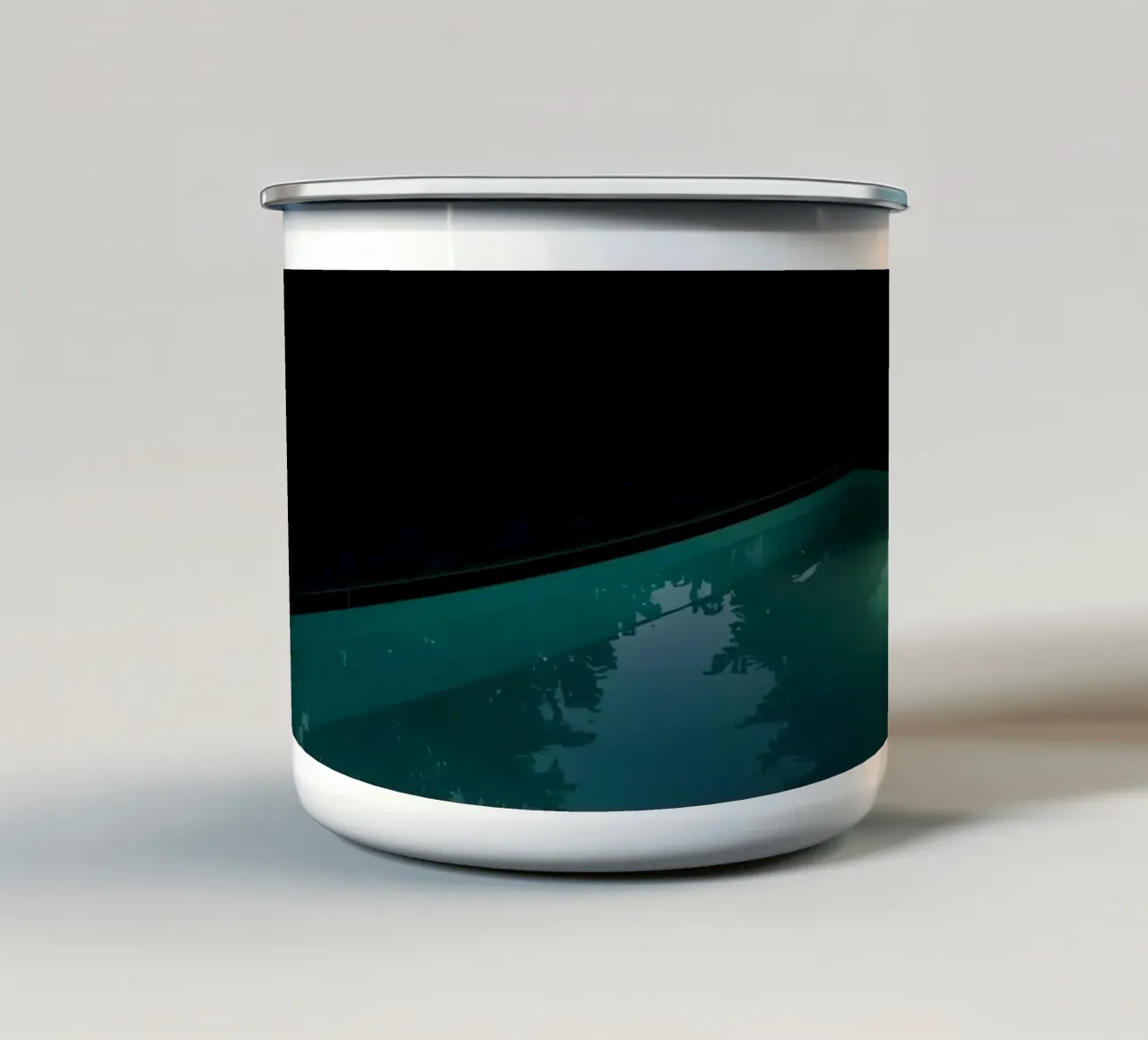 Piscina illuminata di notte con cielo crepuscolare tazza in smalto da DesignDoodle