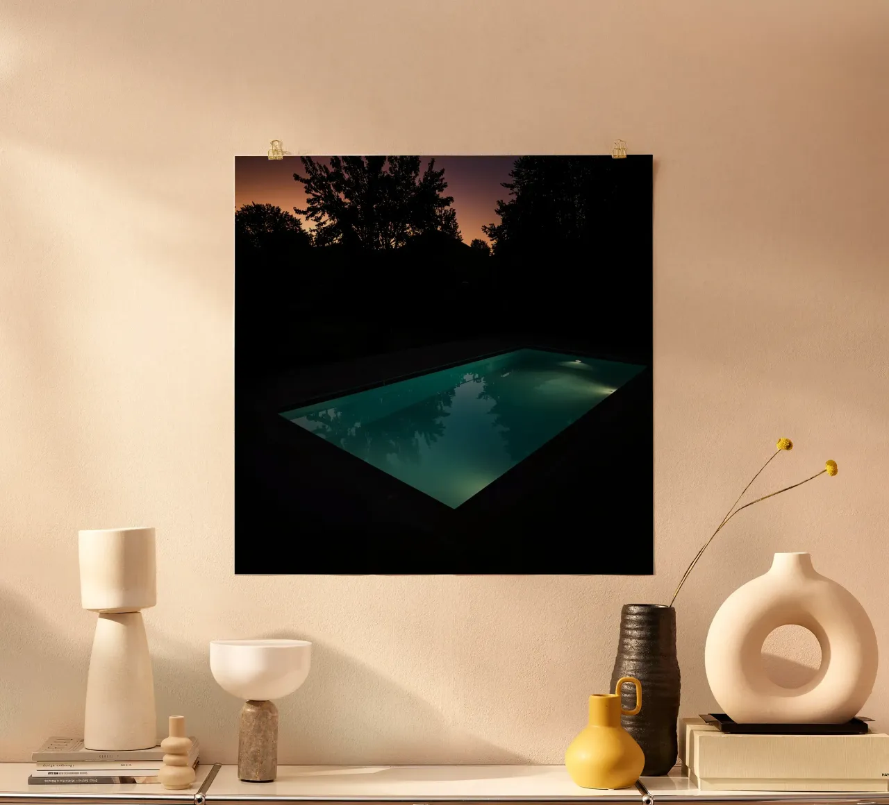 Piscina illuminata di notte con cielo crepuscolare poster da DesignDoodle
