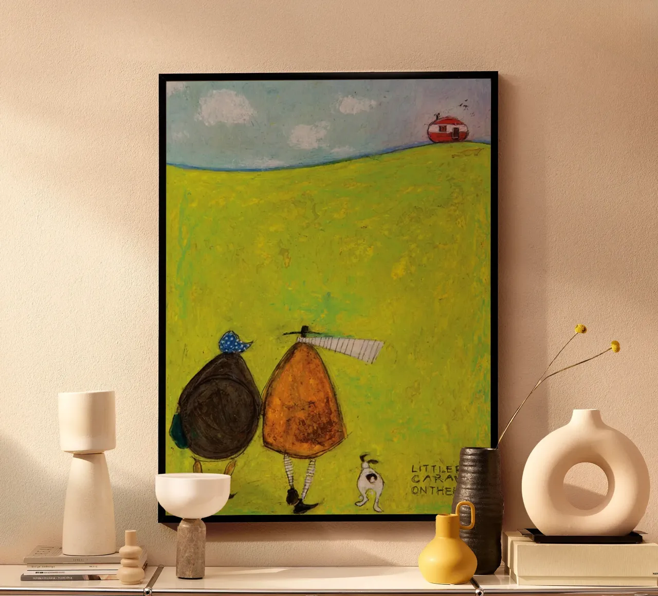 Sam Toft Little Red Caravan On The Hill Gemälde auf Leinwand Poster mit Aluminium Rahmen von Patrick Mitchell