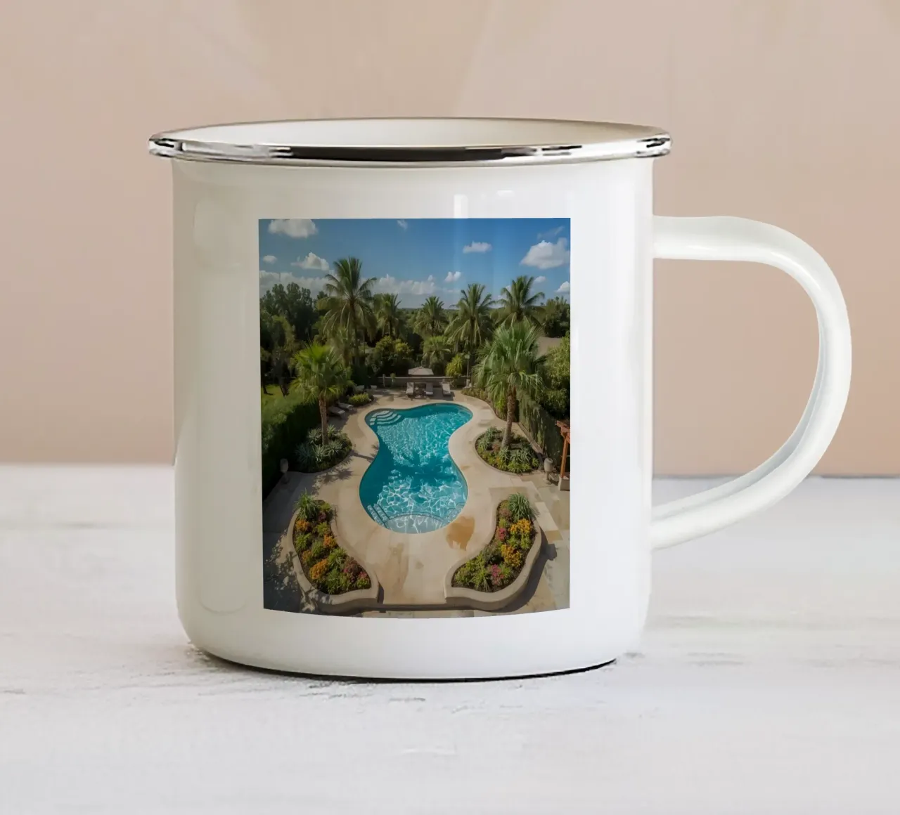 Piscina a forma di rene circondata dal paesaggio tazza in smalto da DesignDoodle