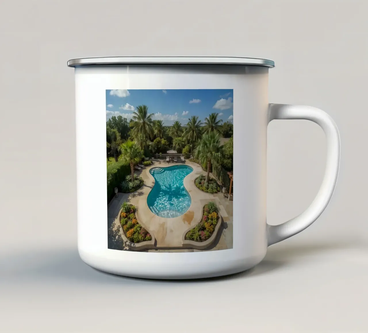 Piscina a forma di rene circondata dal paesaggio tazza in smalto da DesignDoodle
