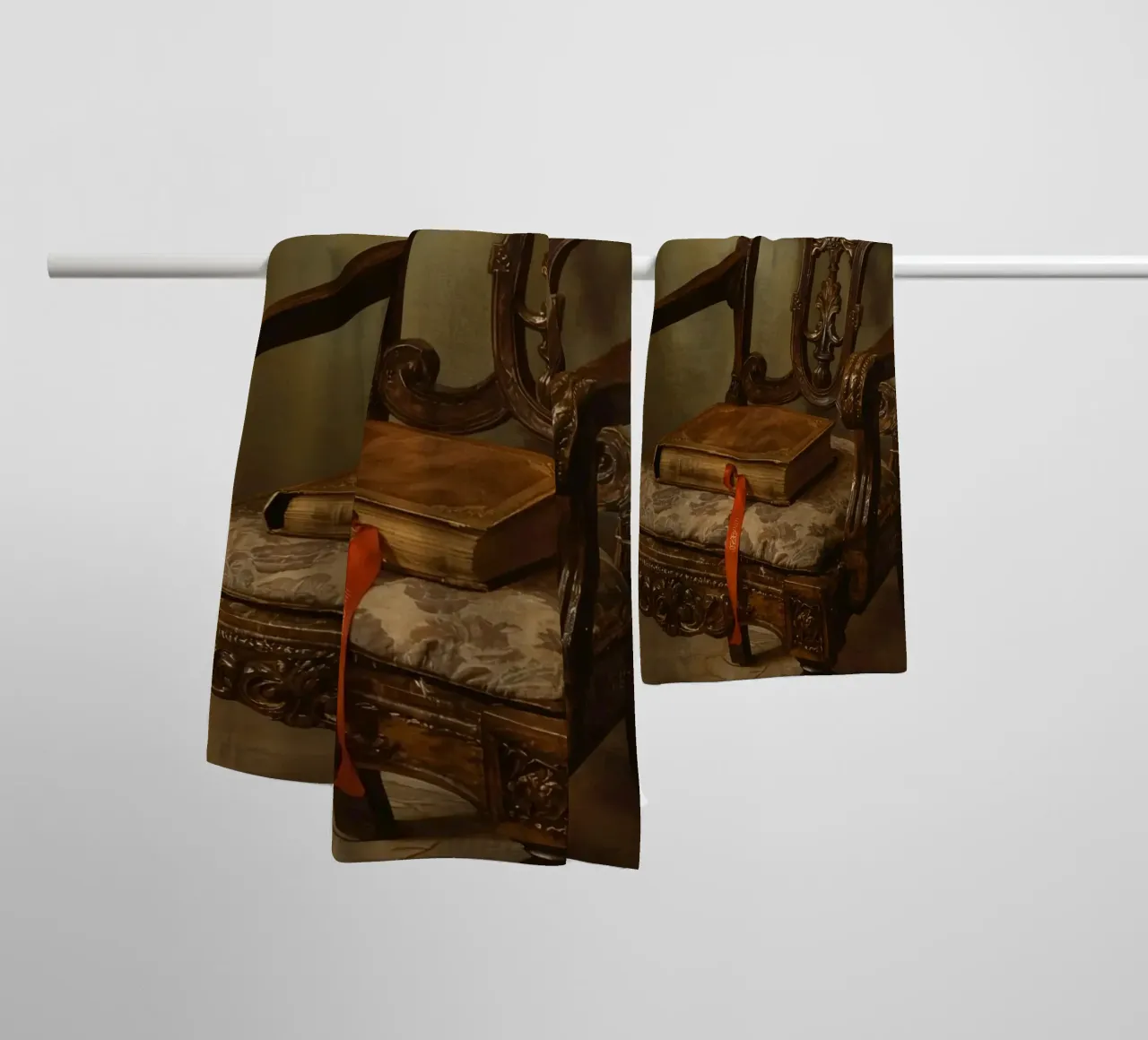 Sedia ornata con libro e nastro asciugamano da bagno da DesignDoodle