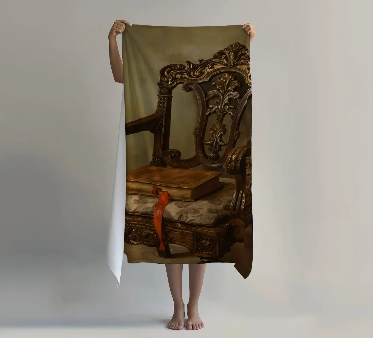 Sedia ornata con libro e nastro telo mare da DesignDoodle