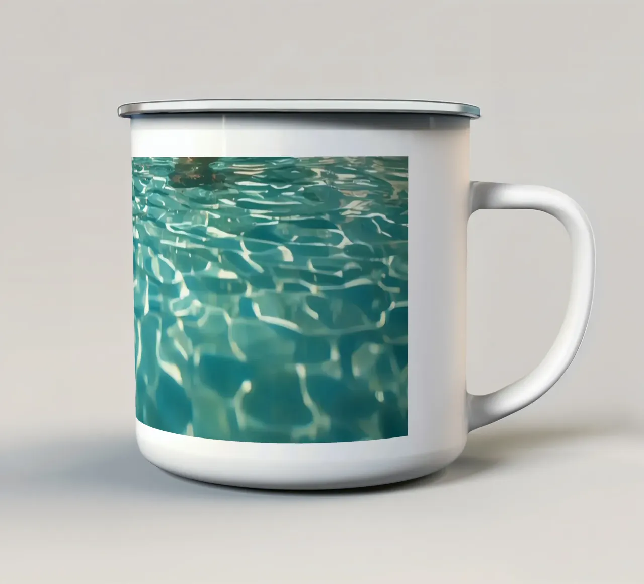 Piscina all'aperto con bagnanti e lettini tazza in smalto da DesignDoodle