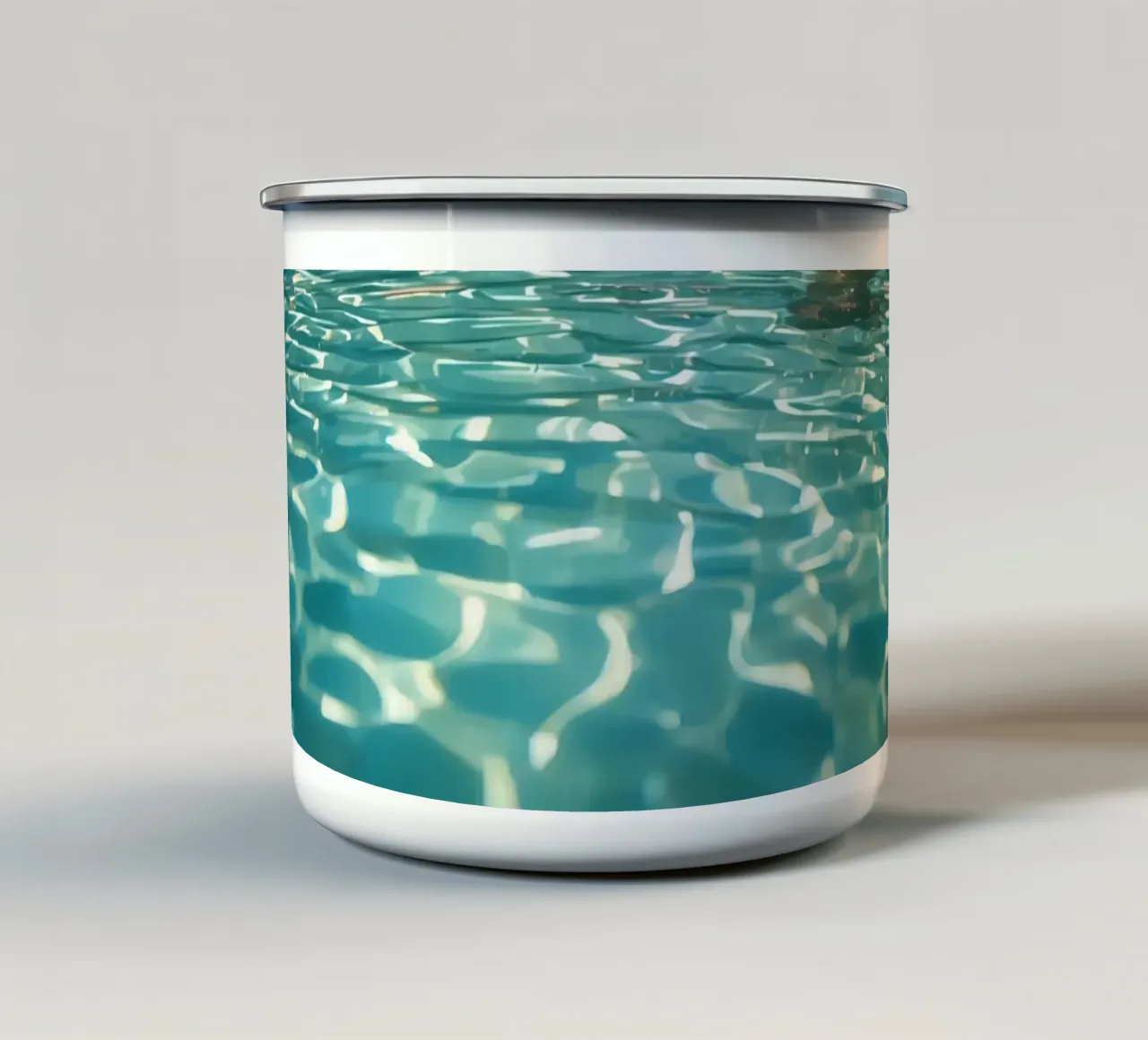 Piscina all'aperto con bagnanti e lettini tazza in smalto da DesignDoodle