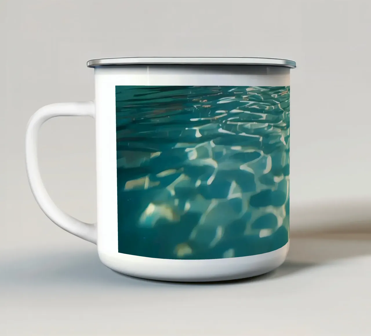 Piscina all'aperto con bagnanti e lettini tazza in smalto da DesignDoodle