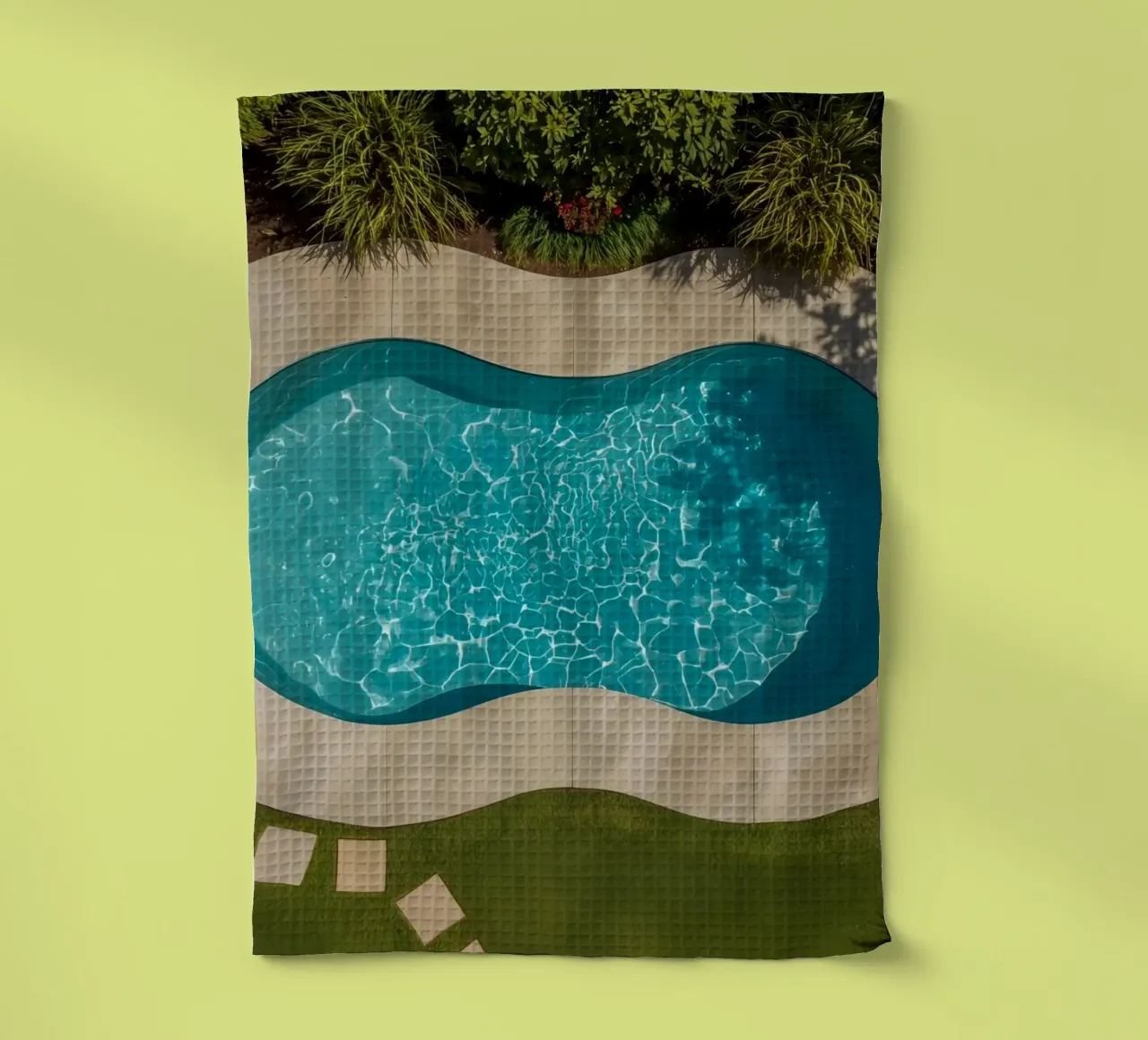 Vue aérienne d'une piscine en forme de rein avec paysage torchon de DesignDoodle