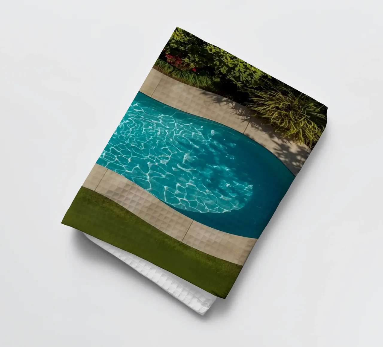 Vue aérienne d'une piscine en forme de rein avec paysage torchon de DesignDoodle
