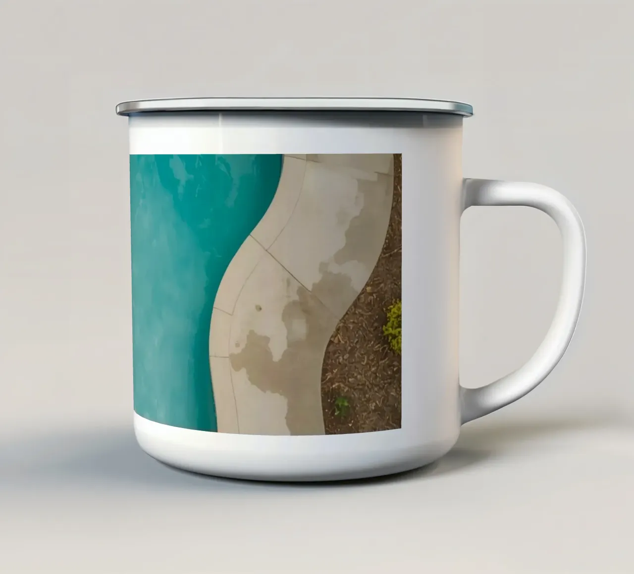 Vue aérienne d'une piscine en forme de rein mug en émail de DesignDoodle