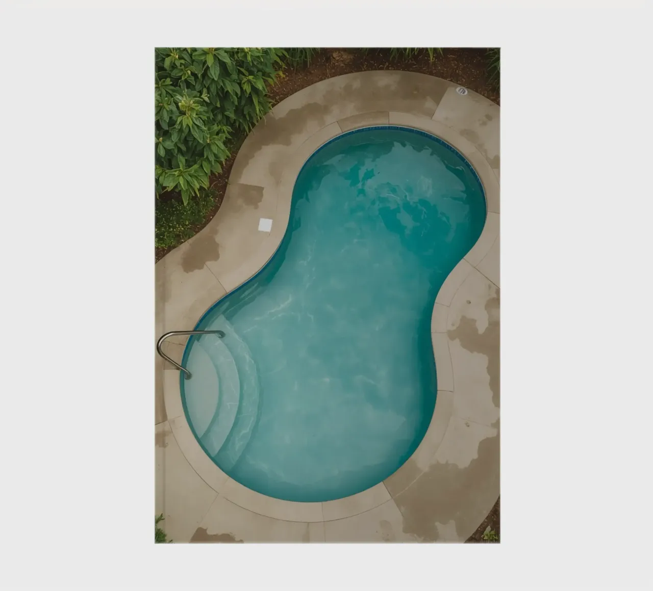 Vue aérienne d'une piscine en forme de rein carnet de notes de DesignDoodle