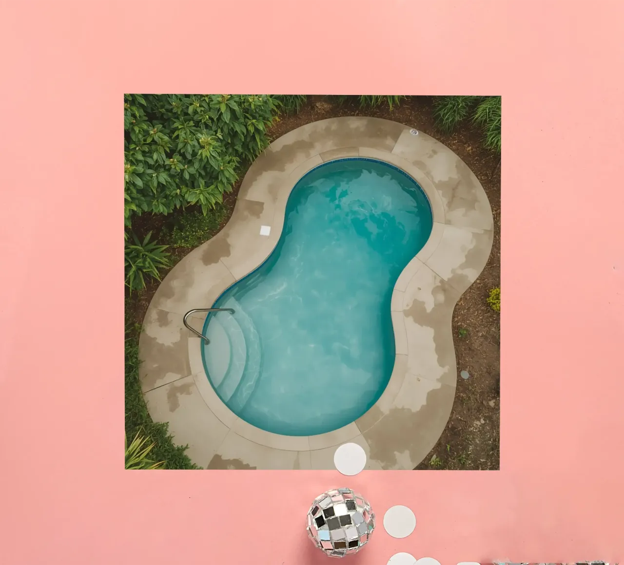 Vue aérienne d'une piscine en forme de rein autocollant de DesignDoodle