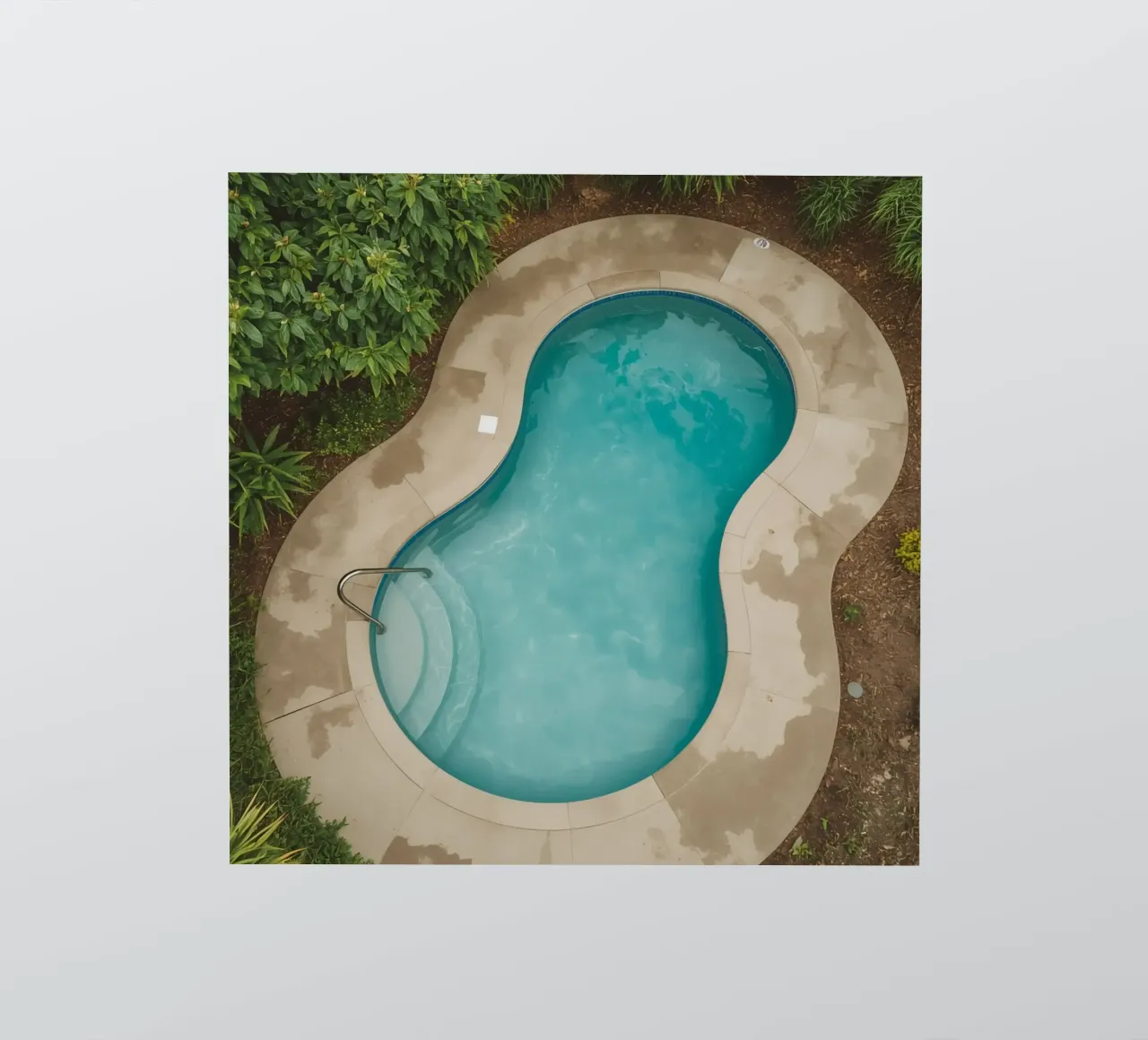 Vue aérienne d'une piscine en forme de rein autocollant de DesignDoodle