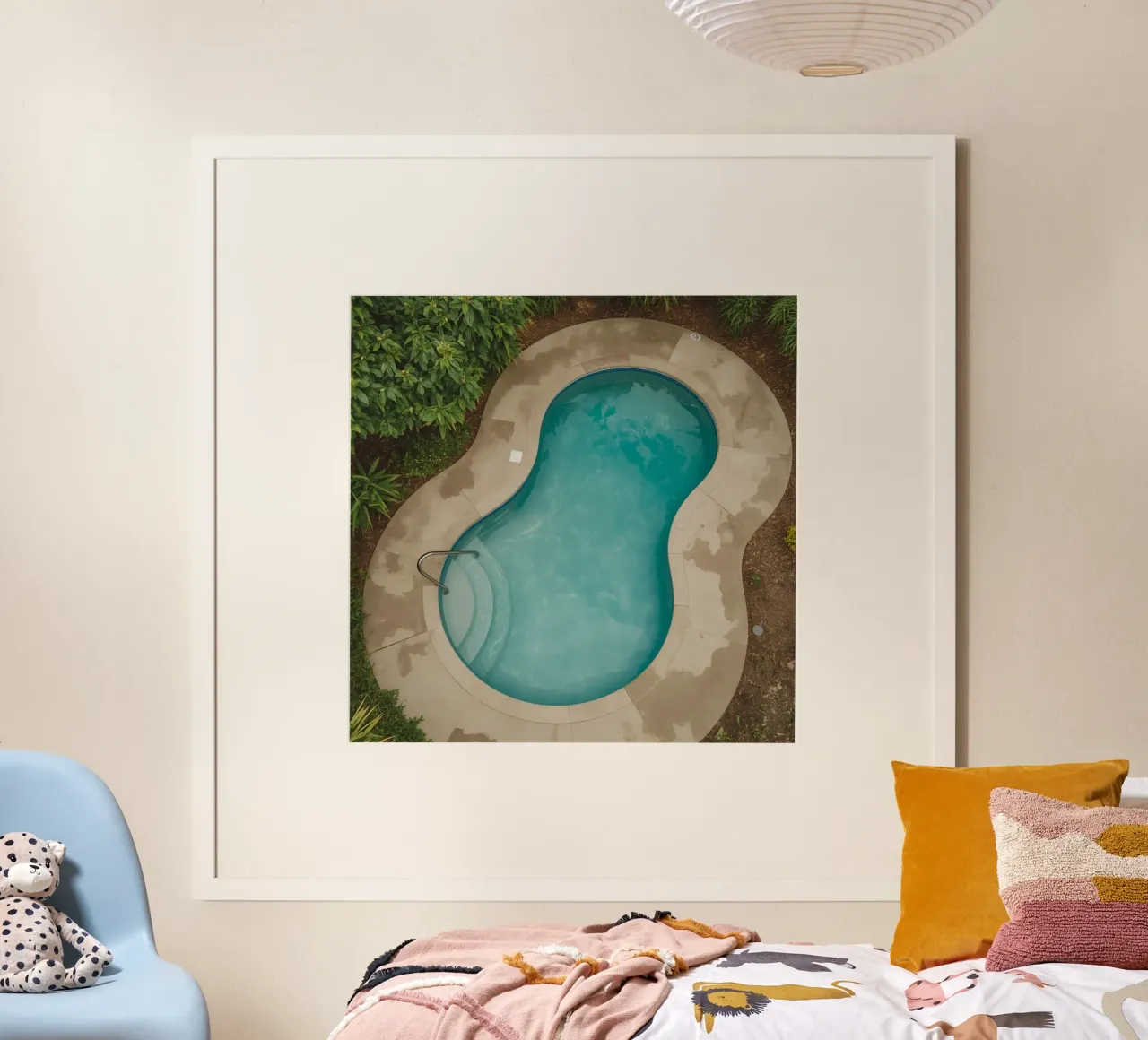 Vue aérienne d'une piscine en forme de rein poster de DesignDoodle
