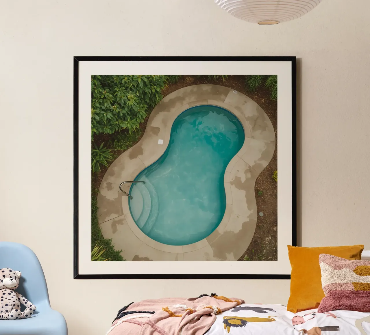 Vue aérienne d'une piscine en forme de rein poster de DesignDoodle
