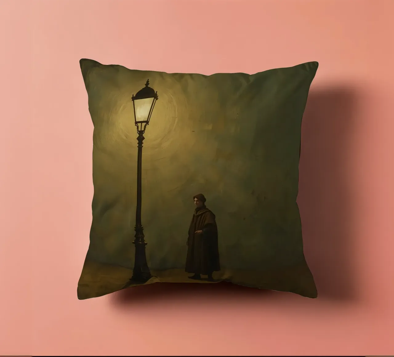 Pittura di un uomo in piedi accanto a un lampione acceso cuscino da DesignDoodle