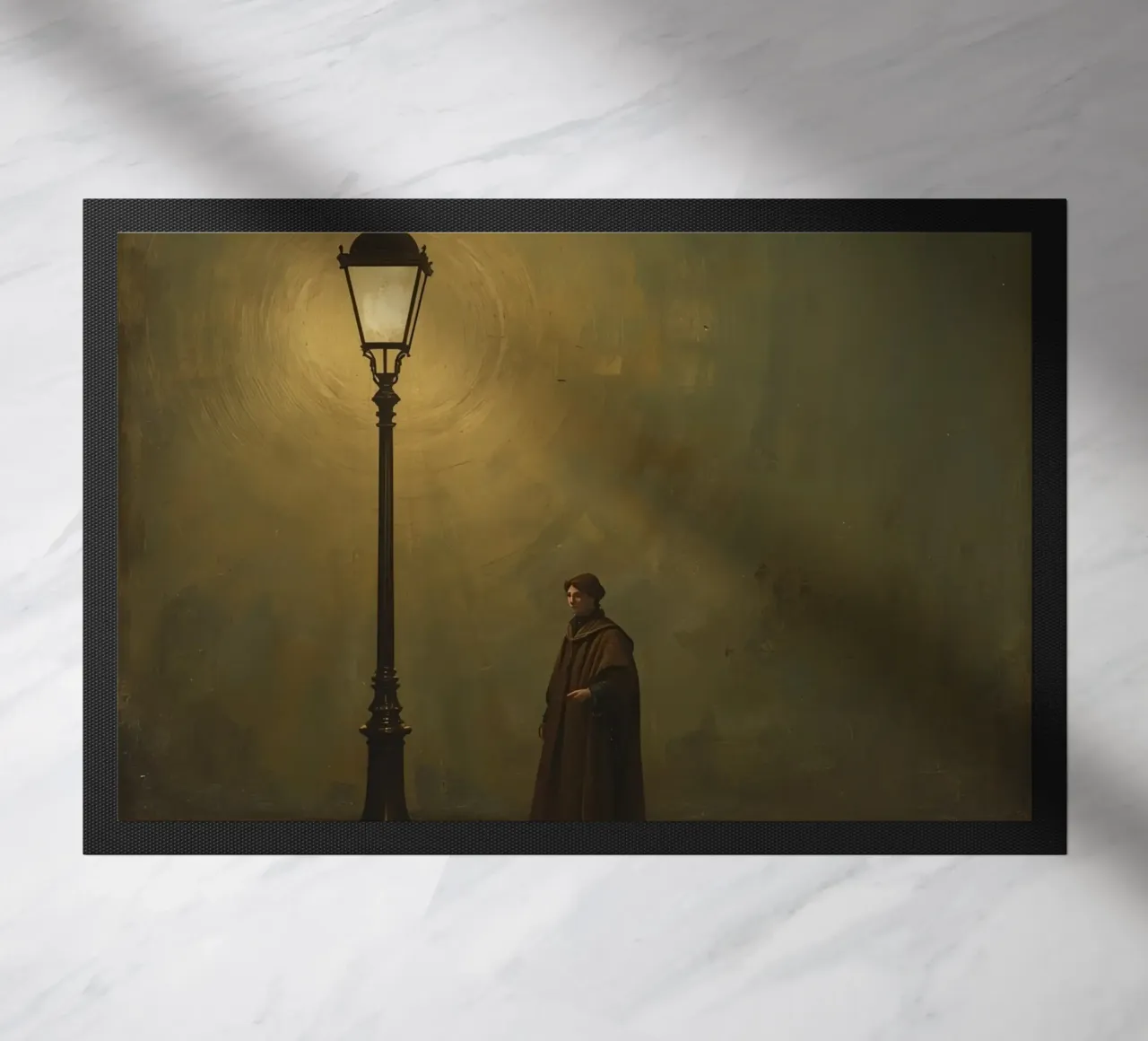 Pittura di un uomo in piedi accanto a un lampione acceso zerbino da DesignDoodle