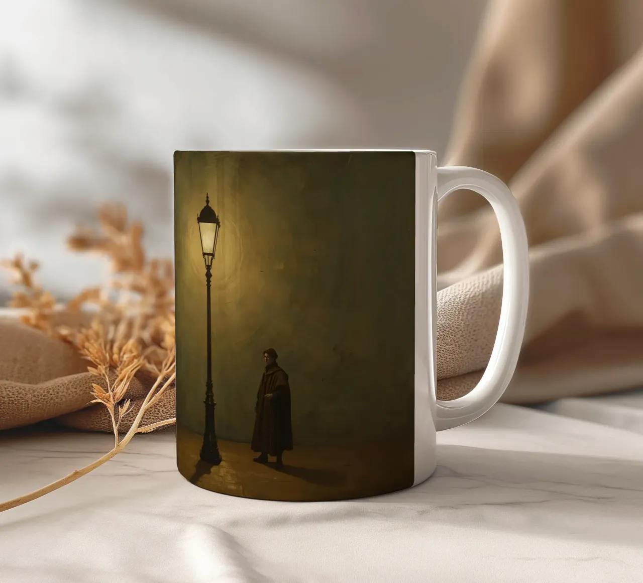 Pittura di un uomo in piedi accanto a un lampione acceso tazza in ceramica da DesignDoodle