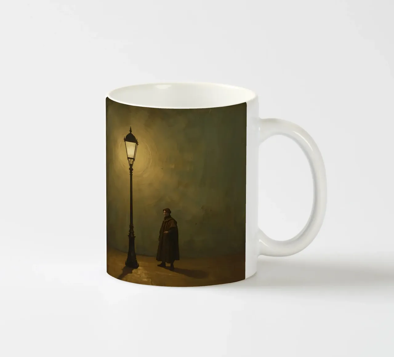 Pittura di un uomo in piedi accanto a un lampione acceso tazza in ceramica da DesignDoodle