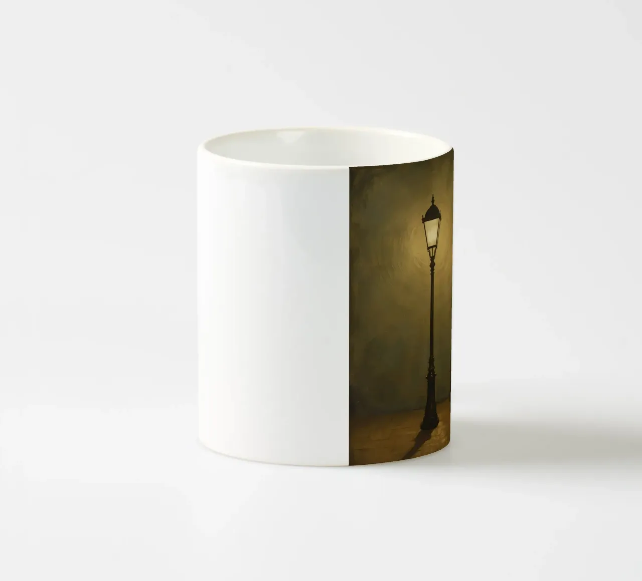 Pittura di un uomo in piedi accanto a un lampione acceso tazza in ceramica da DesignDoodle