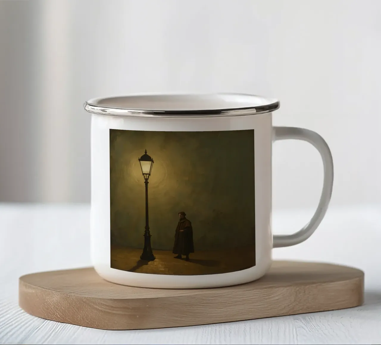 Pittura di un uomo in piedi accanto a un lampione acceso tazza in smalto da DesignDoodle