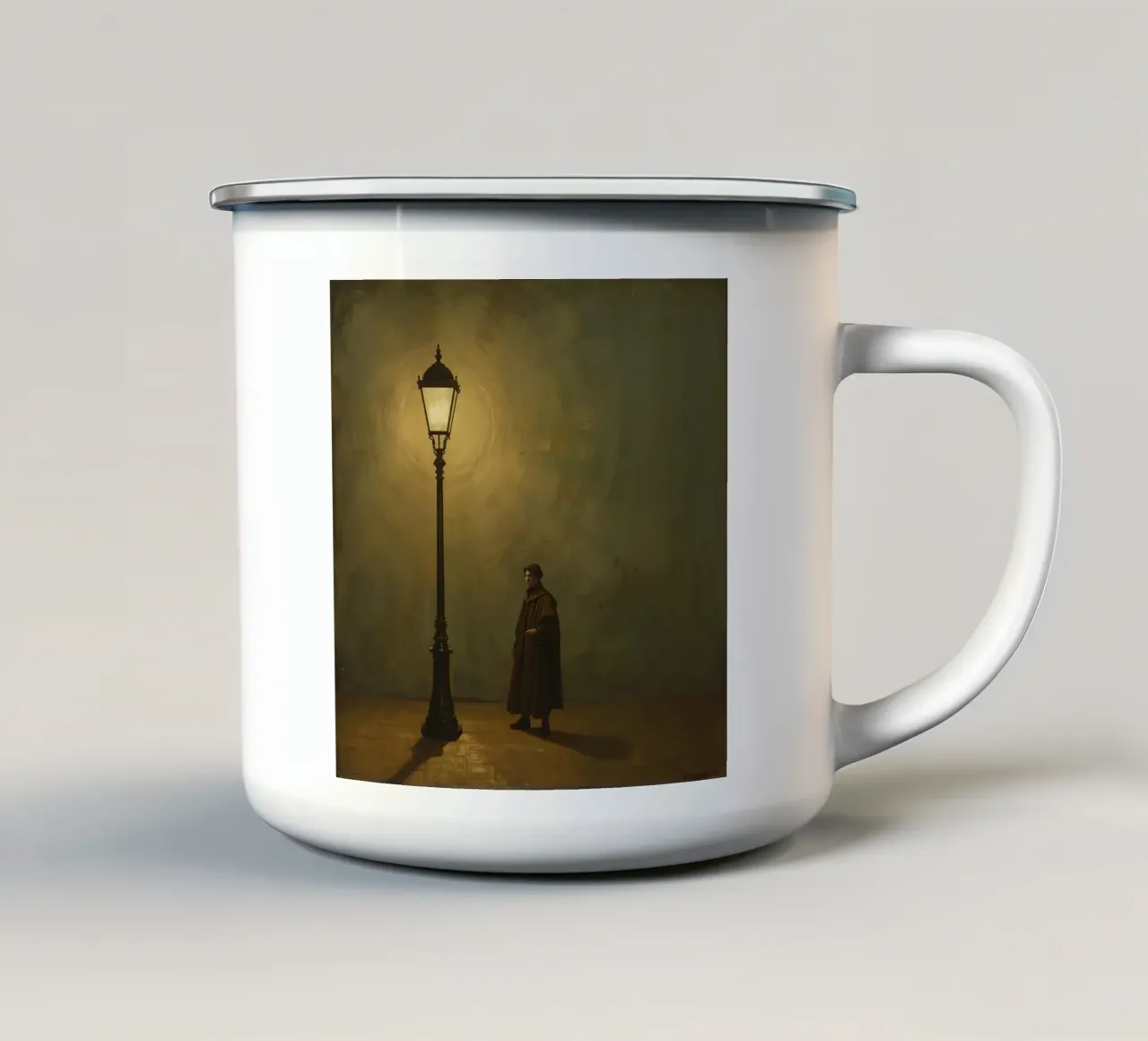 Pittura di un uomo in piedi accanto a un lampione acceso tazza in smalto da DesignDoodle