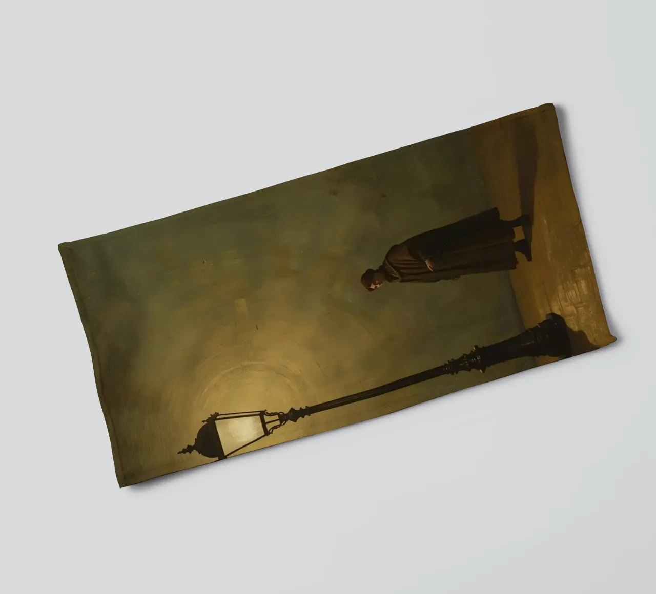 Pittura di un uomo in piedi accanto a un lampione acceso asciugamano da bagno da DesignDoodle