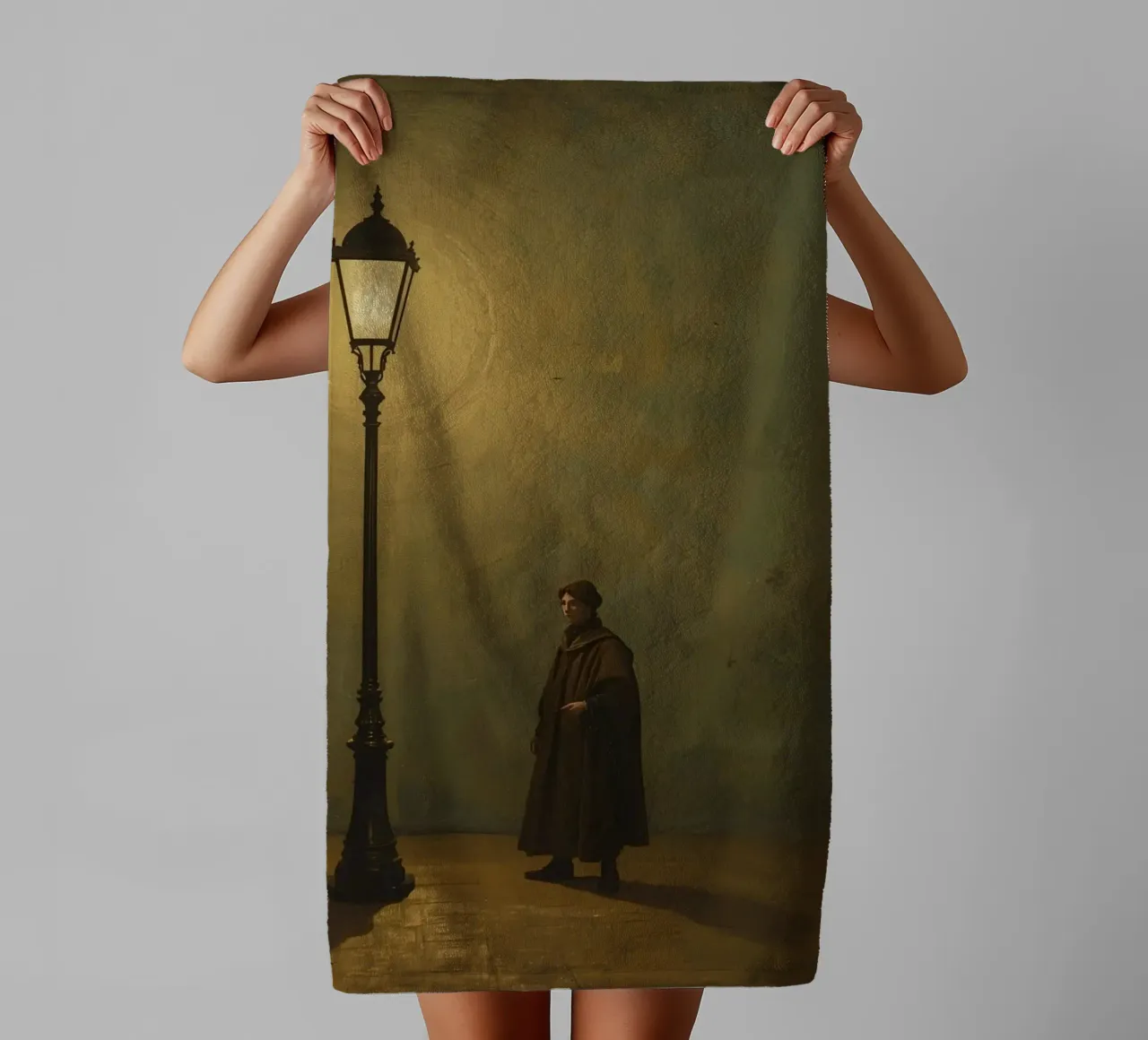 Pittura di un uomo in piedi accanto a un lampione acceso asciugamano da bagno da DesignDoodle