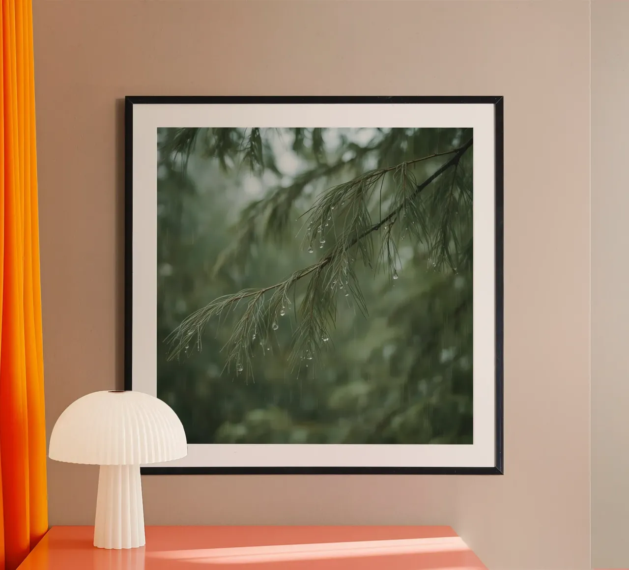 Ramo di pino e gocce di pioggia poster con telaio in legno da DesignDoodle