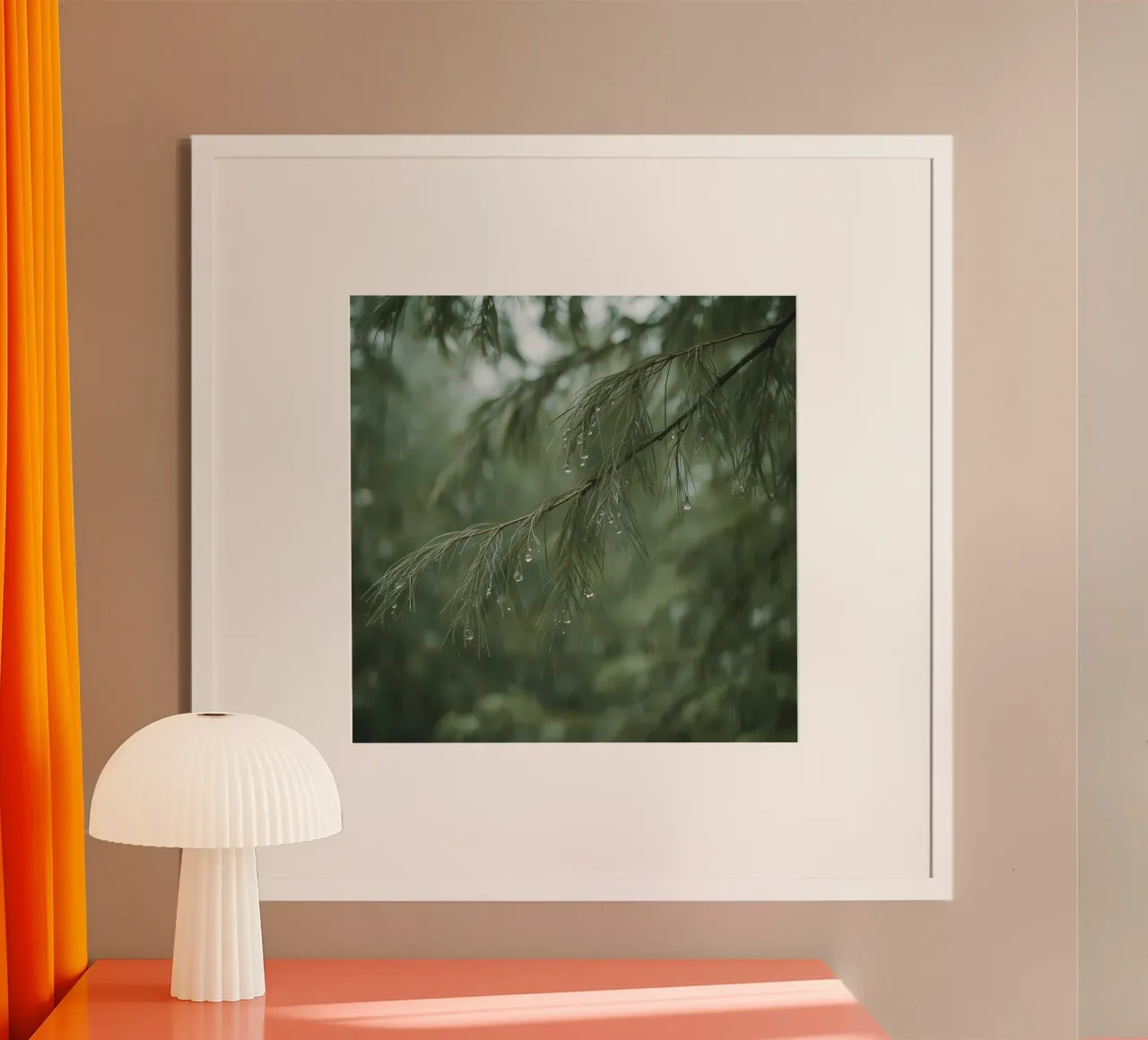Ramo di pino e gocce di pioggia poster con telaio in legno da DesignDoodle