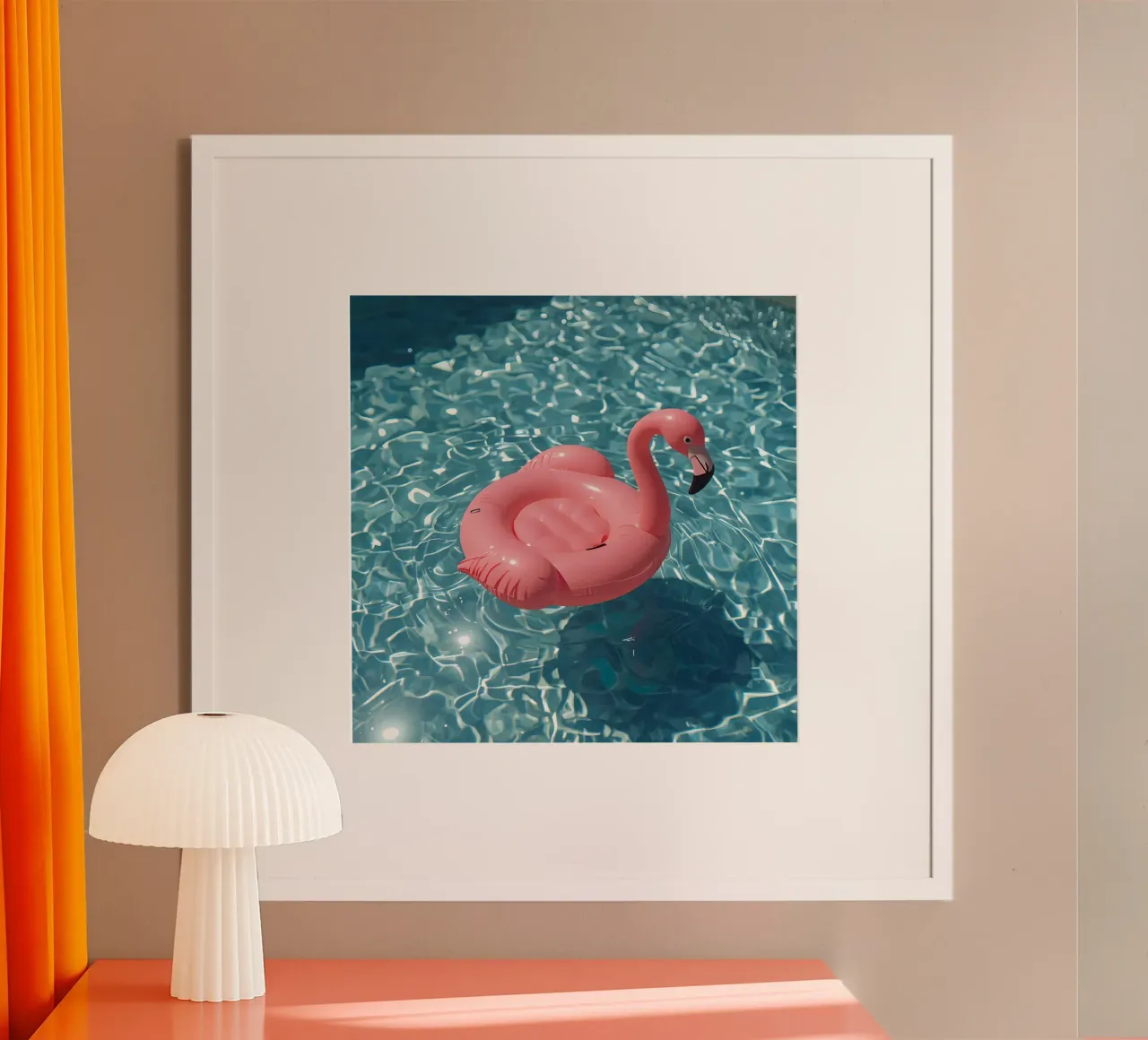 Rosa Flamingo aufblasbar im Pool Wasser Poster mit Holzrahmen von DesignDoodle