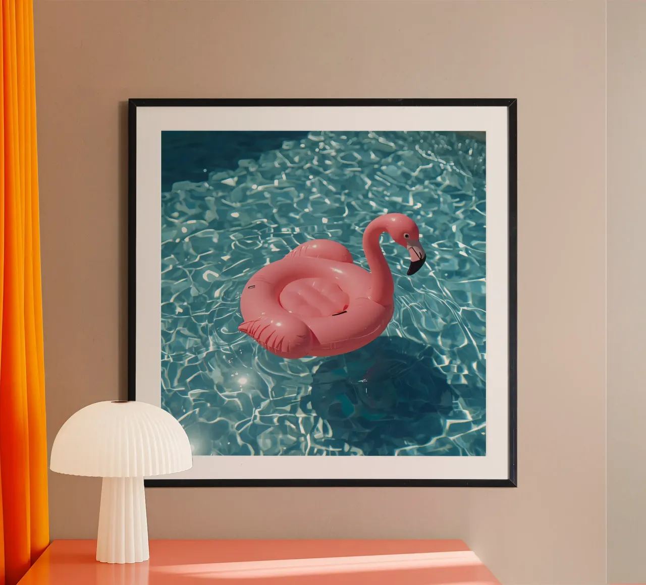 Rosa Flamingo aufblasbar im Pool Wasser Poster mit Holzrahmen von DesignDoodle