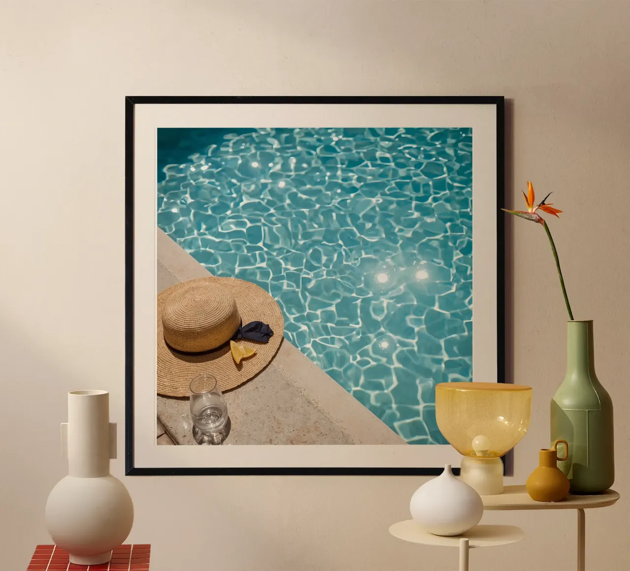 Cappello a bordo piscina, limone e bicchiere d'acqua poster da DesignDoodle
