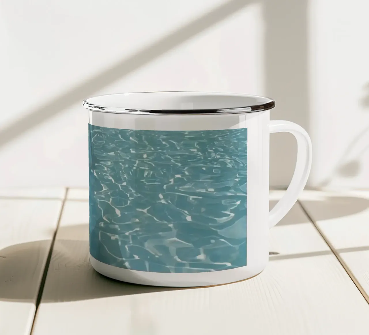 Piscina rettangolare con acqua blu e bordo in pietra tazza in smalto da DesignDoodle