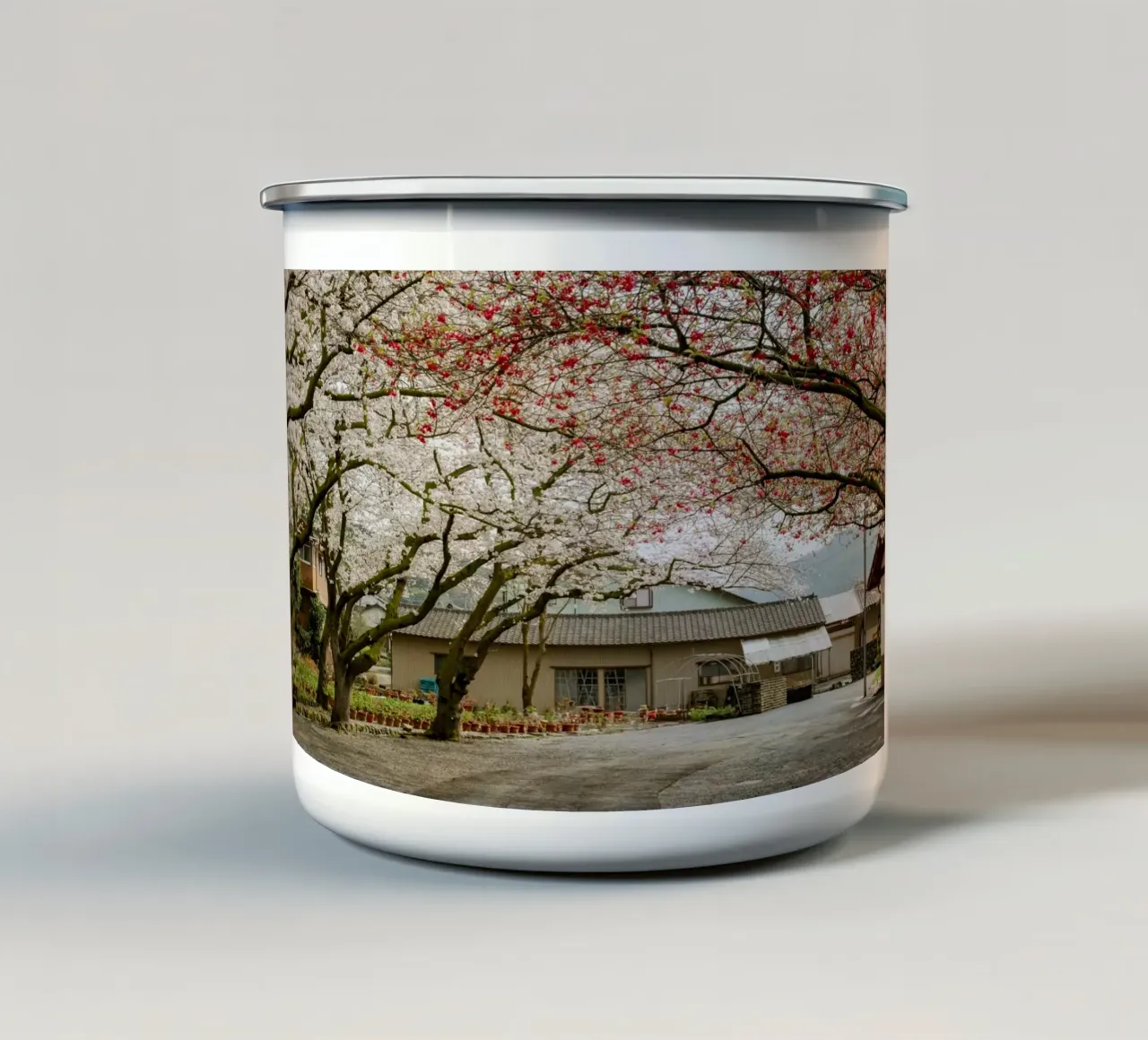 Via dei ciliegi in fiore a Kyushu, Giappone tazza in smalto da Marcel Bisig