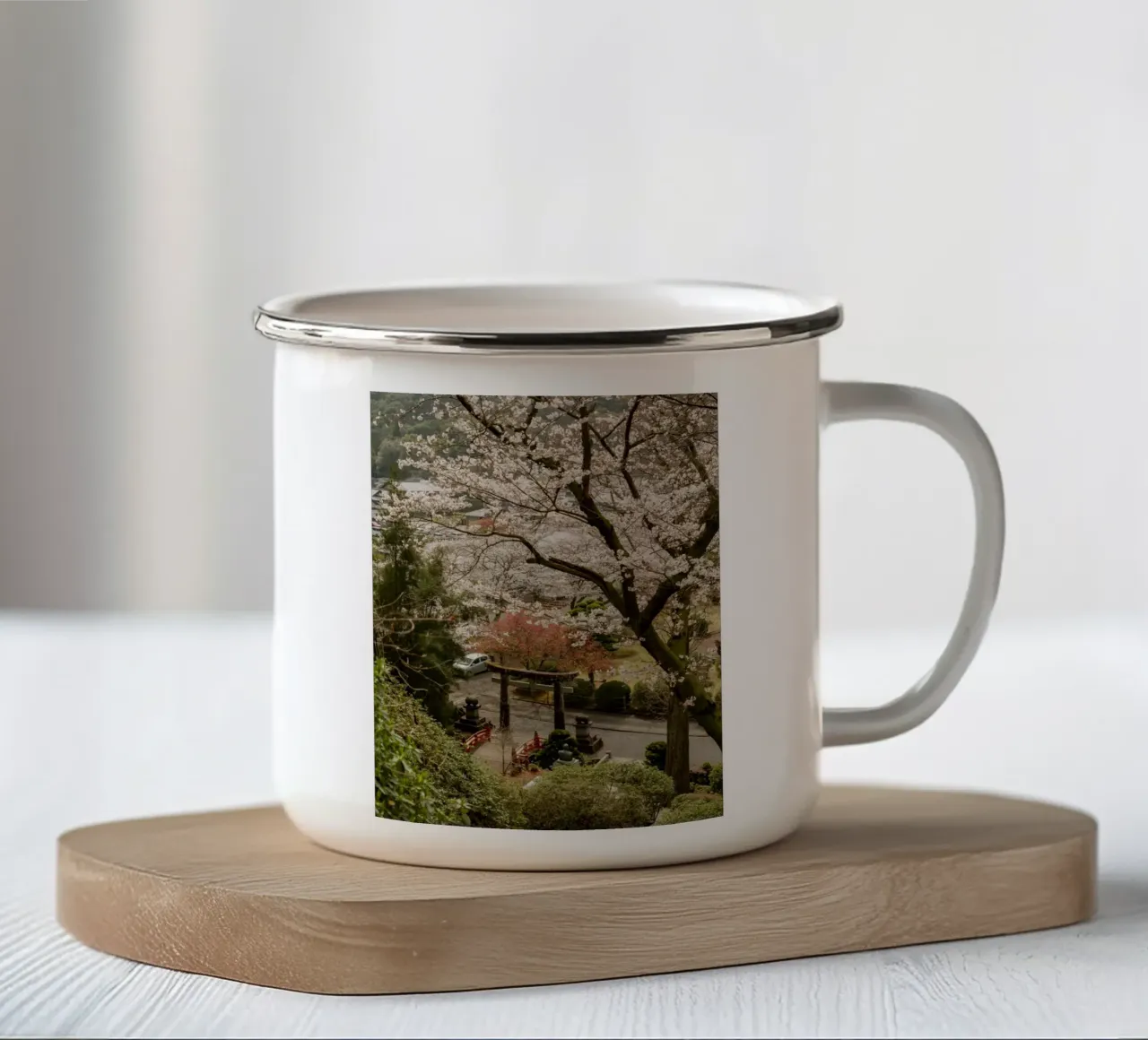Porta Torii dei ciliegi in fiore tazza in smalto da Marcel Bisig